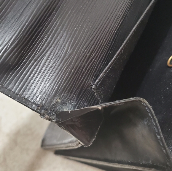 LV EPI BRIEFCASE (DAMAGE REPAIRED W/ DUCT TAPE, CORNER WEAR, TEAR ON SID… - Picture 12 of 16